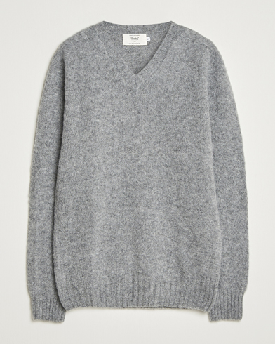 Harley Of Scotland for Care of Carl Harley Of Scotland Brushed Supersoft Lambswool V-Neck Mid Grey – Grigio