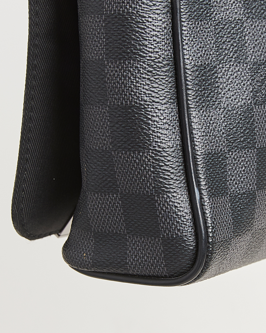 Uomini | Louis Vuitton Pre-Owned District PM Messenger Bag Damier Graphite | Louis Vuitton Pre-Owned | District PM Messenger Bag Damier Graphite