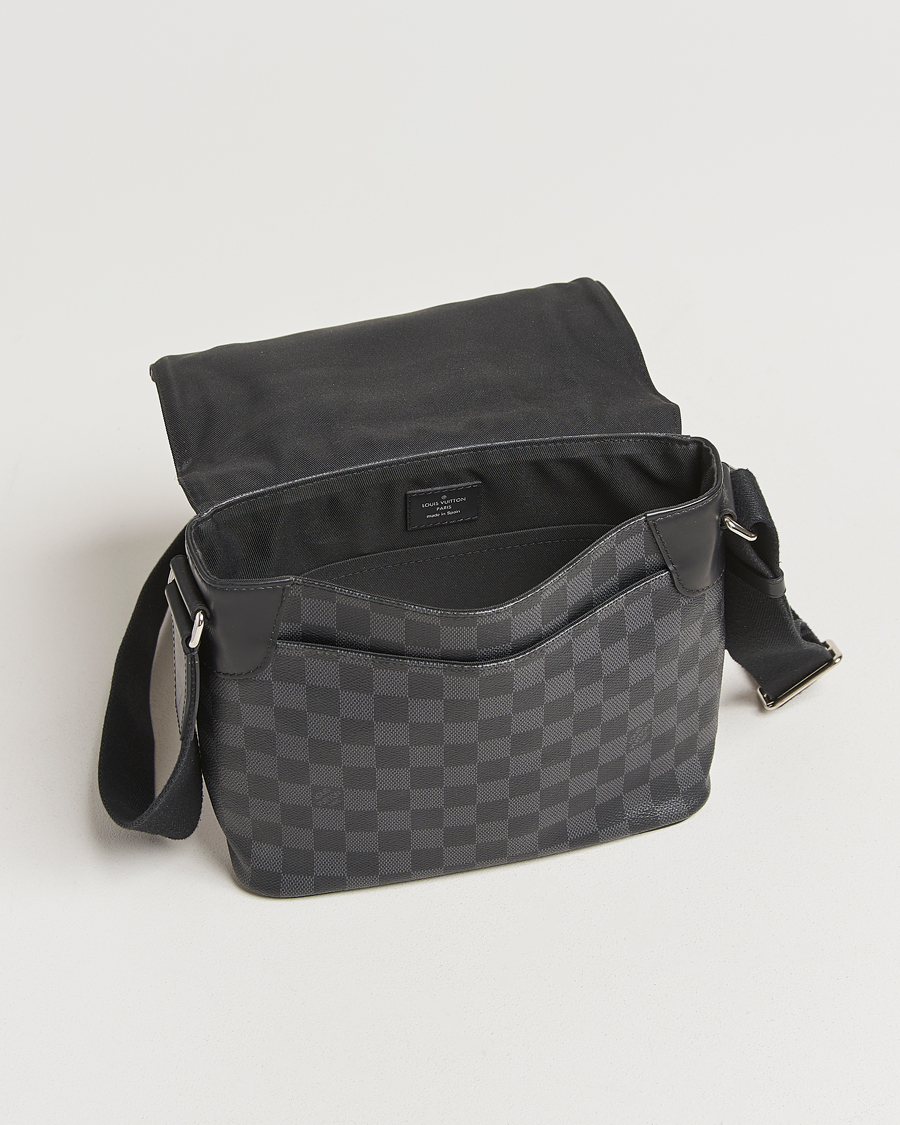 Uomini | Louis Vuitton Pre-Owned District PM Messenger Bag Damier Graphite | Louis Vuitton Pre-Owned | District PM Messenger Bag Damier Graphite
