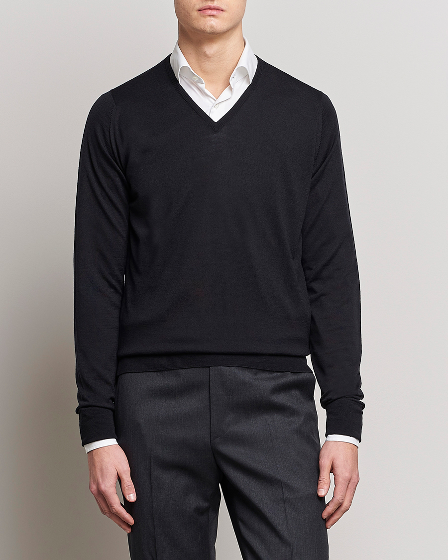 Uomini | Maglie con collo a V | John Smedley | Bobby Extra Fine Merino V-Neck Pullover Black