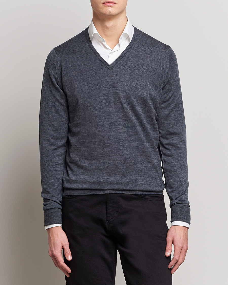 Uomini | Maglie con collo a V | John Smedley | Bobby Extra Fine Merino V-Neck Pullover Charcoal