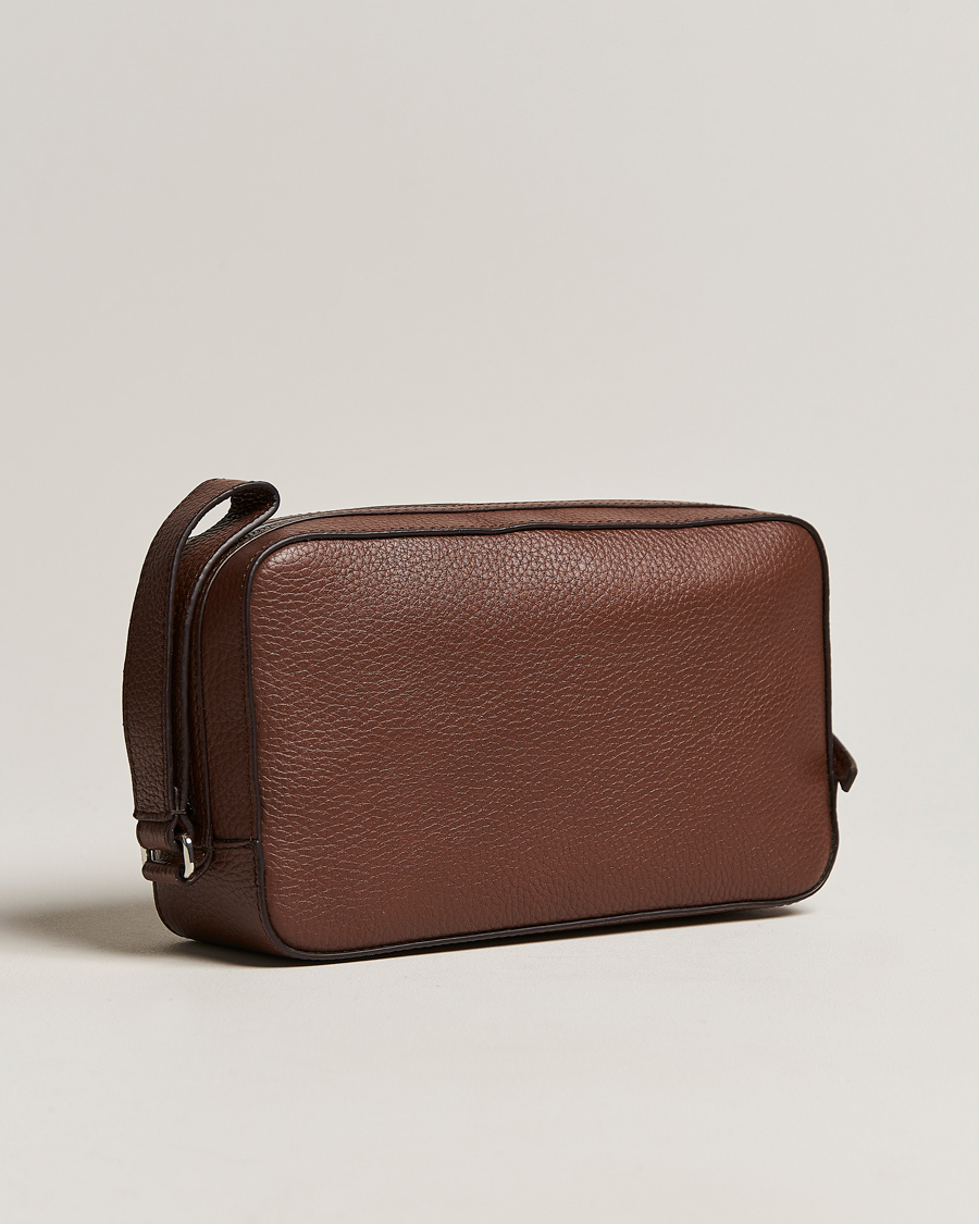 Uomini | Borse per il bucato | Tiger of Sweden | Wes Grained Leather Toilet Bag Brown