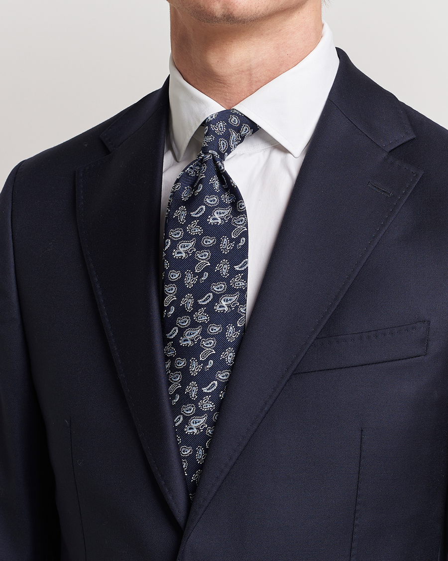 Uomini |  | Amanda Christensen | Paisley Woven Silk Tie 8 cm Navy