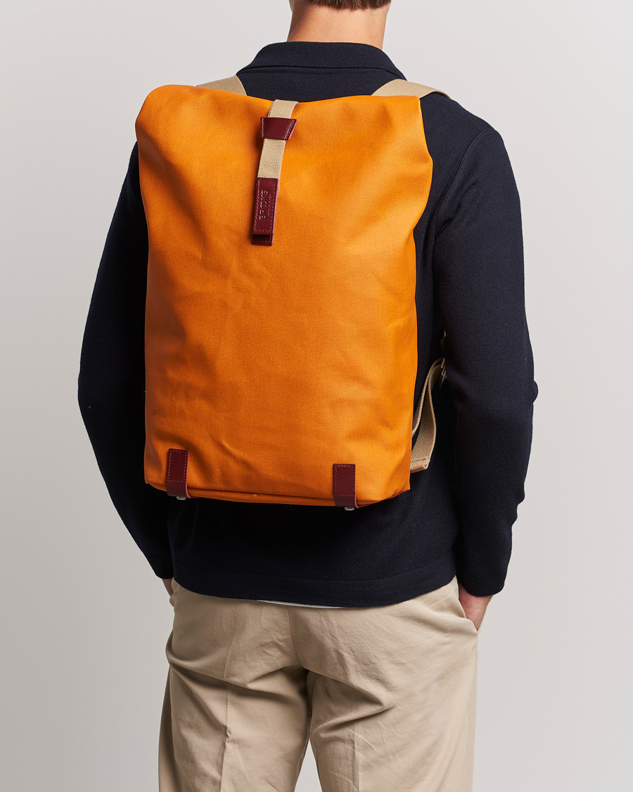 Uomini | Accessori | Brooks England | Pickwick Cotton Canvas 26L Backpack Goose Beak/Maroon