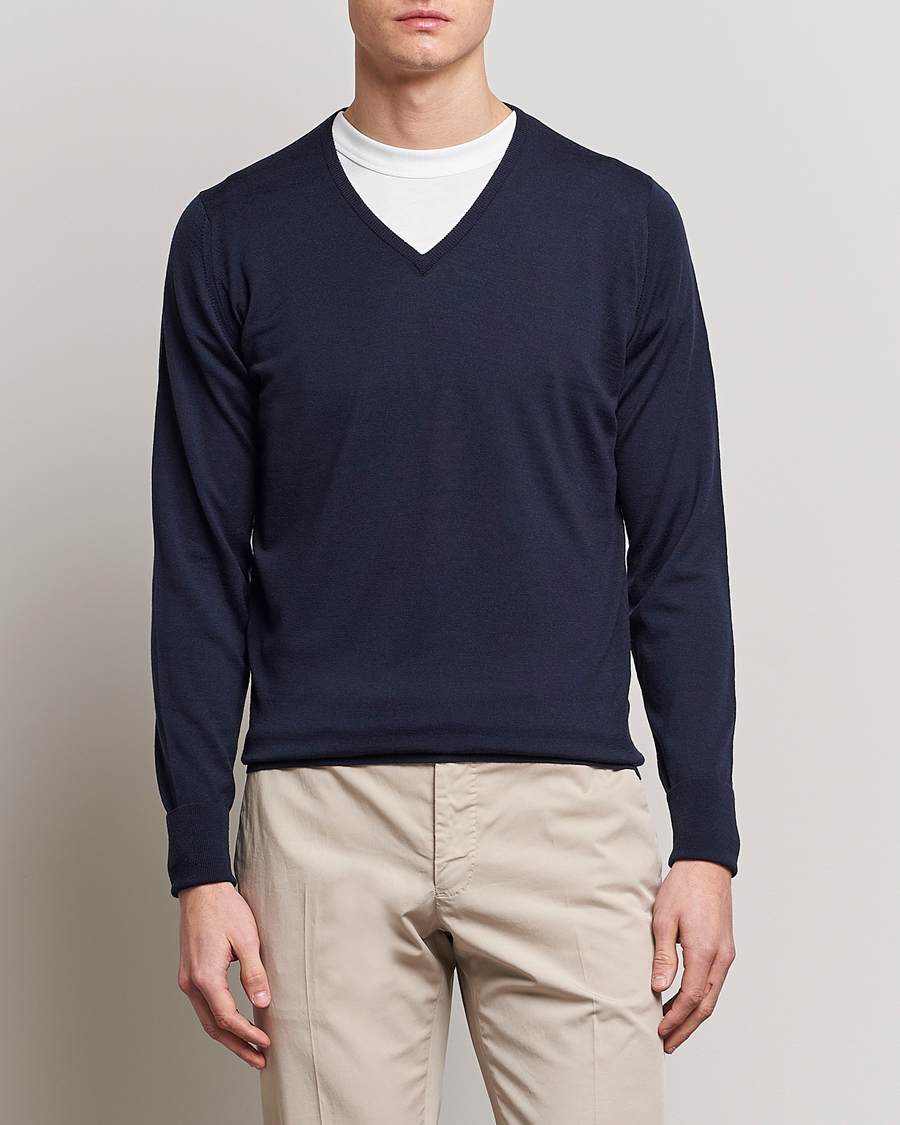 Uomini | Maglie con collo a V | John Smedley | Bobby Extra Fine Merino V-Neck Pullover Midnight