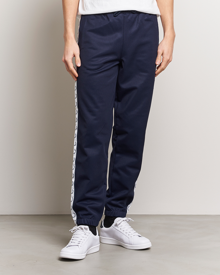 Uomini | Pantaloni della tuta | Fred Perry | Taped Track Pants Carbon blue