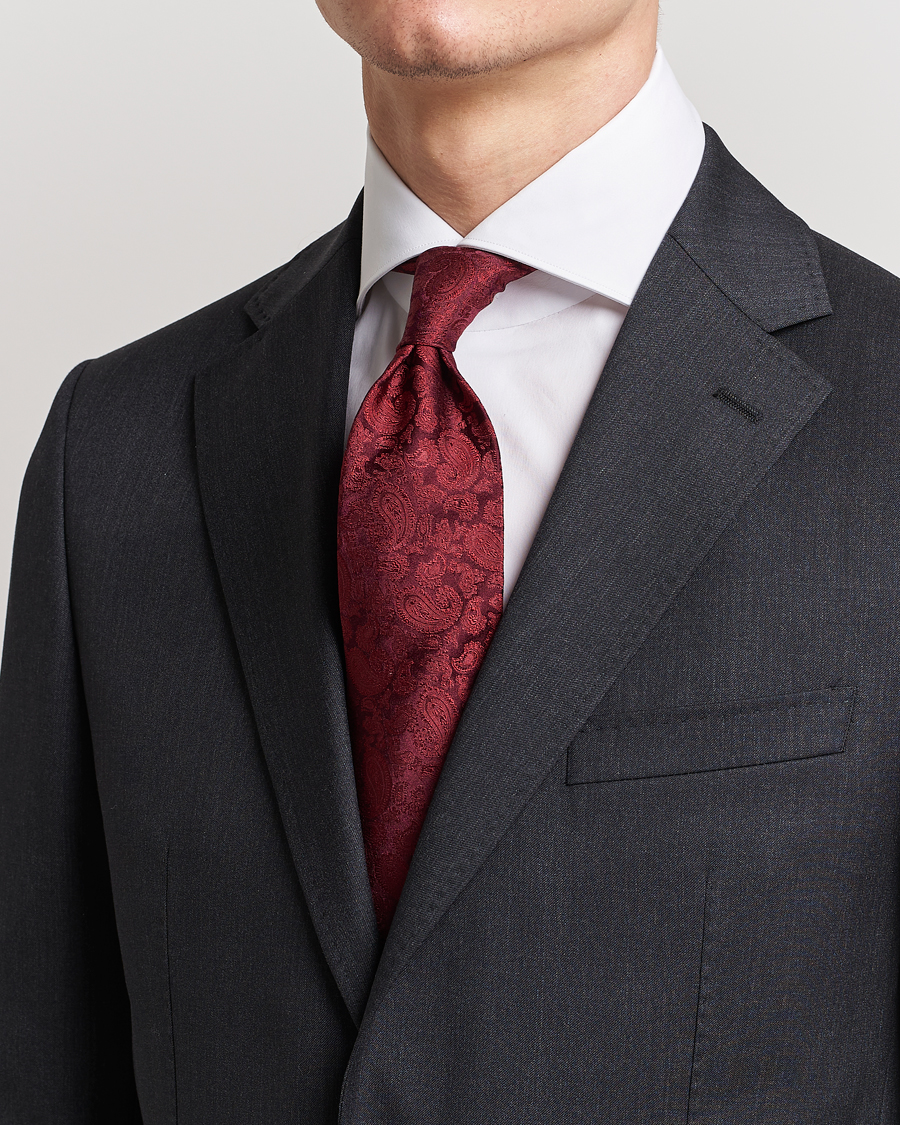 Uomini |  | Amanda Christensen | Silk Tonal Paisley Tie 8 cm Wine