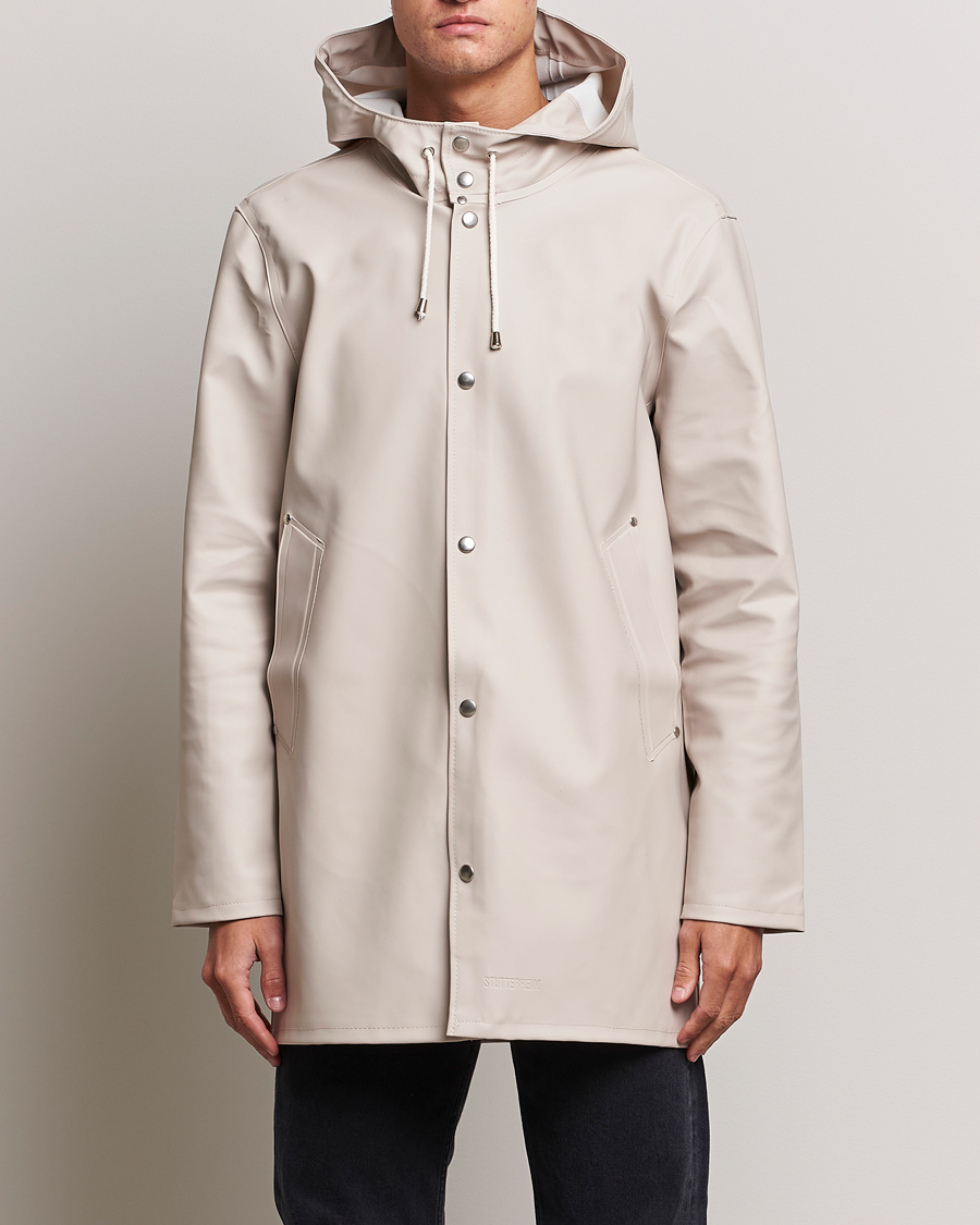 Uomini | Incontra la pioggia con stile | Stutterheim | Stockholm Raincoat Light Sand