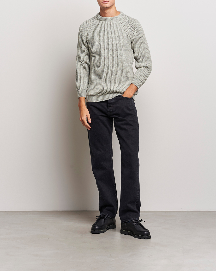 Uomini | Maglieria | Gloverall | Fisherman Rib Chunky Wool Crew Light Grey