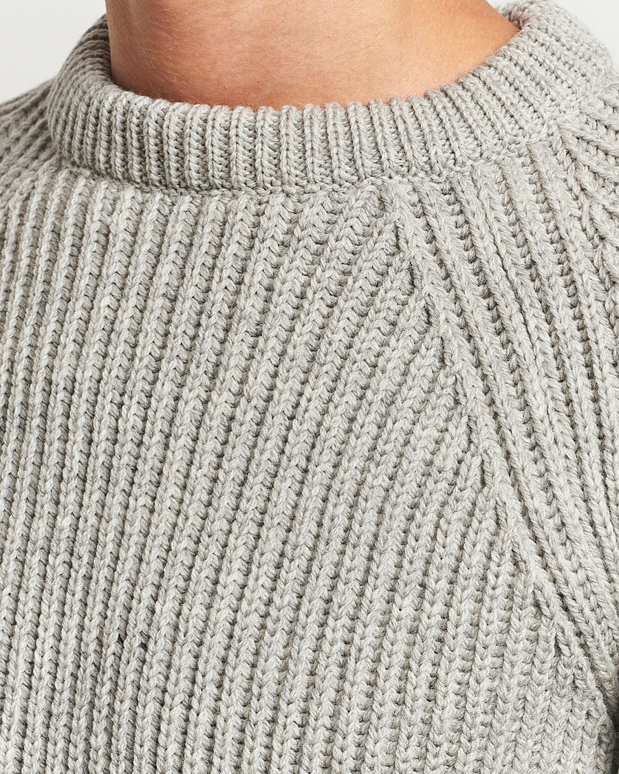 Uomini | Maglieria | Gloverall | Fisherman Rib Chunky Wool Crew Light Grey