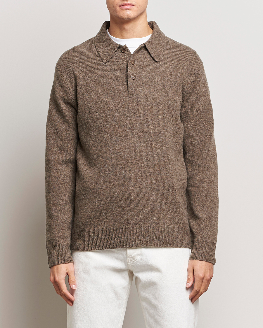 Uomini |  | A Day\'s March | Avoch Lambswool Polo Dark Taupe