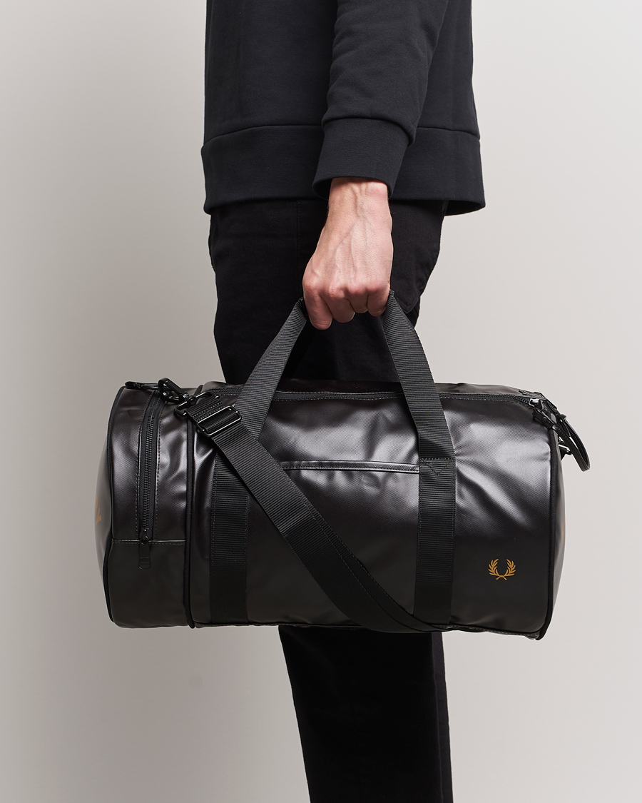 Uomini |  | Fred Perry | Tonal Classic Barrel Bag Black/Gold