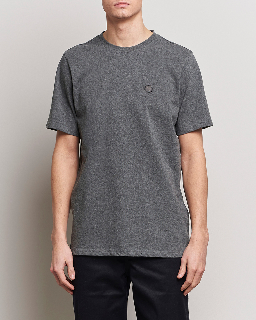 Uomini | KnowledgeCotton Apparel | KnowledgeCotton Apparel | Loke Badge T-Shirt Dark Grey Melange