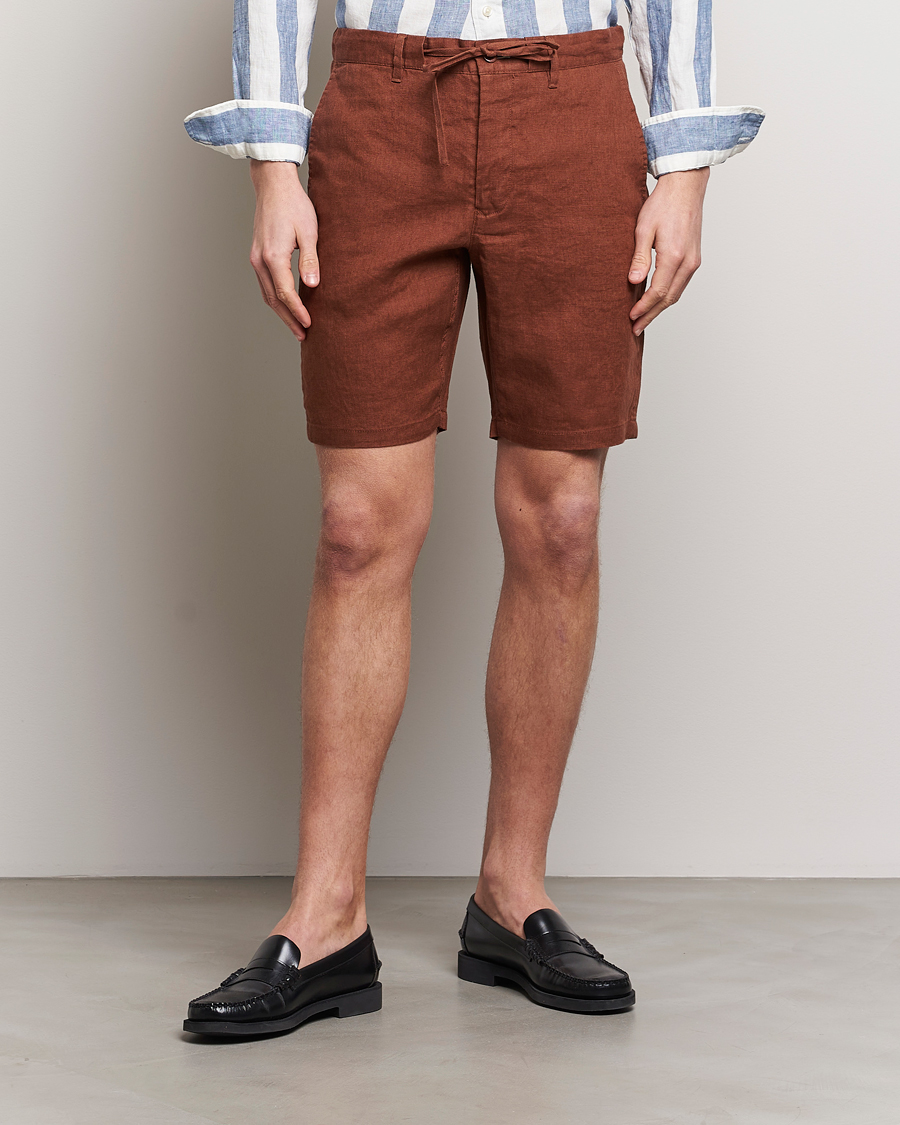 Uomini | Pantaloncini di lino | GANT | Relaxed Linen Drawstring Shorts Cognac Brown