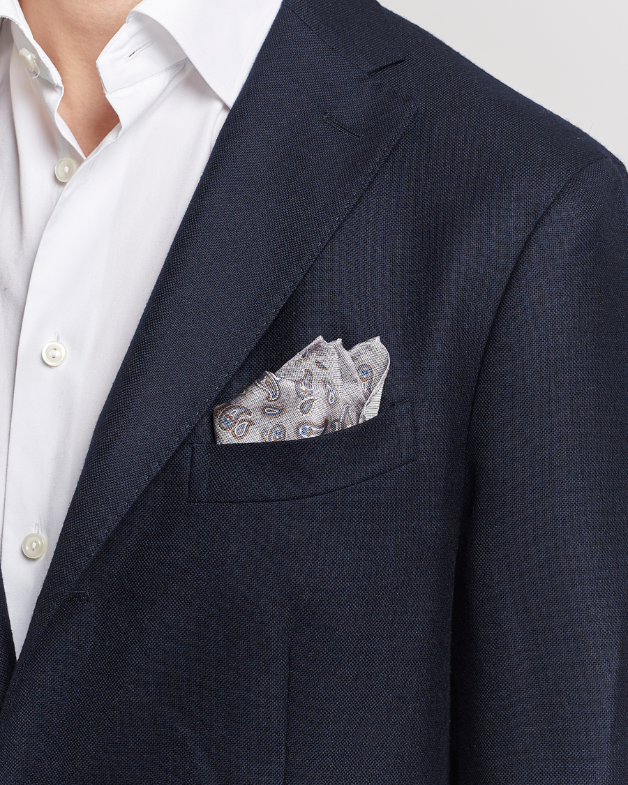 Uomini | Fazzoletti da taschino | Amanda Christensen | Silk Oxford Printed Paisley Pocket Square Light Grey