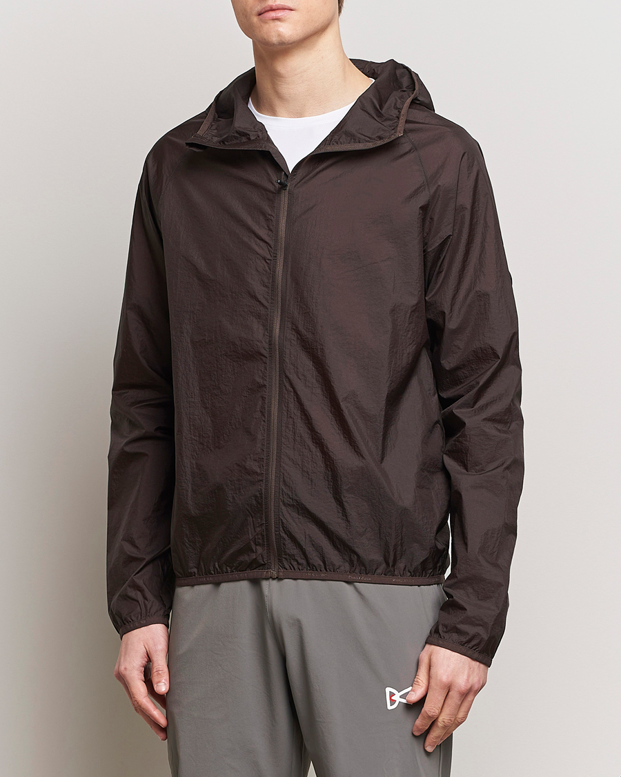 Uomini | Giacche a guscio | District Vision | Ultralight Packable DWR Wind Jacket Cacao