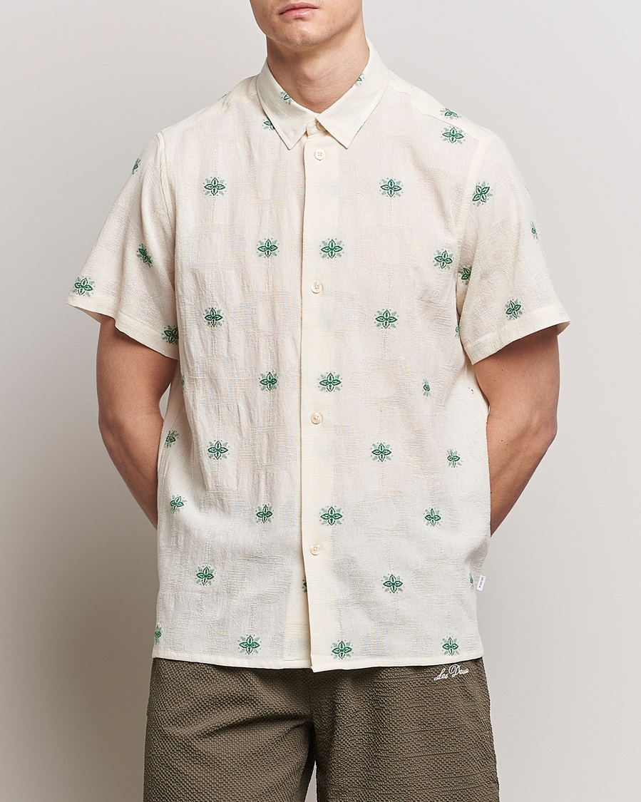 Uomini |  | LES DEUX | Ira Short Sleeve Embroidery Cotton Shirt Ivory