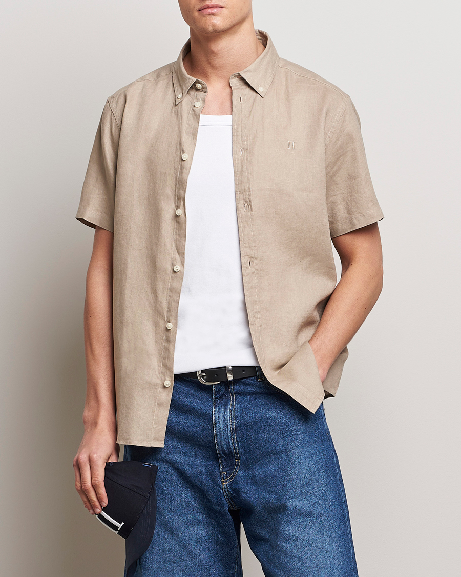 Uomini | LES DEUX | LES DEUX | Kris Short Sleeve Linen Shirt Dark Sand