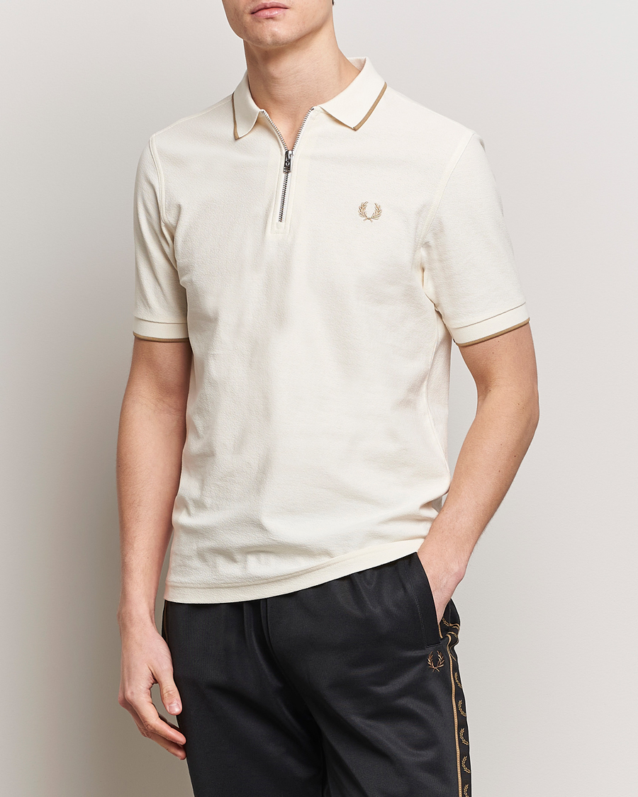 Uomini | Best of British | Fred Perry | Crépe Half Zip Polo Ecru