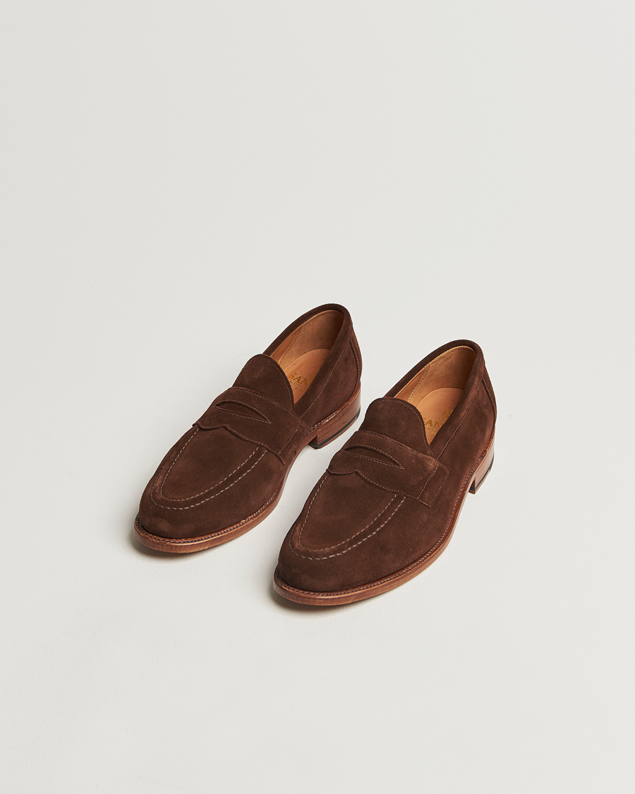 Uomini |  | Sanders | Aldwych Suede Penny Loafer Polo Snuff