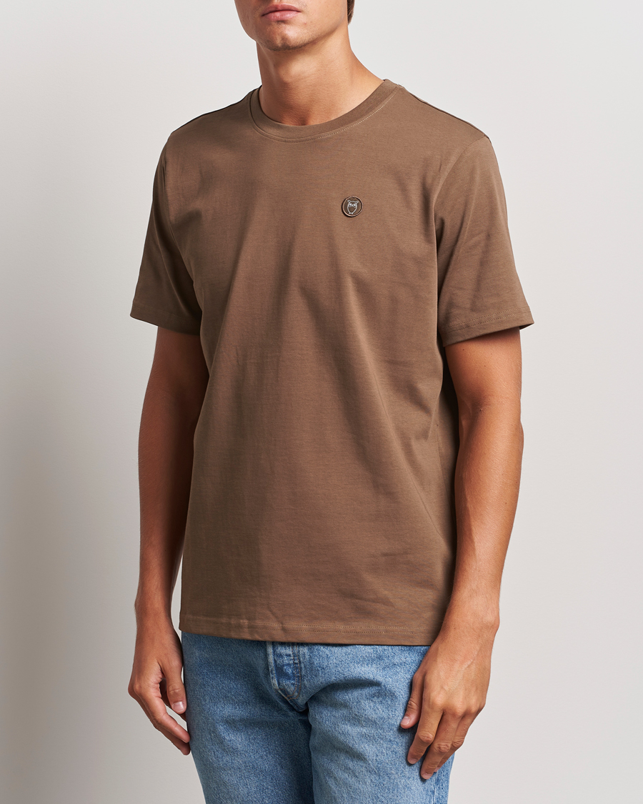 Uomini | Camicie a maniche corte | KnowledgeCotton Apparel | Loake Badge T-Shirt Brown