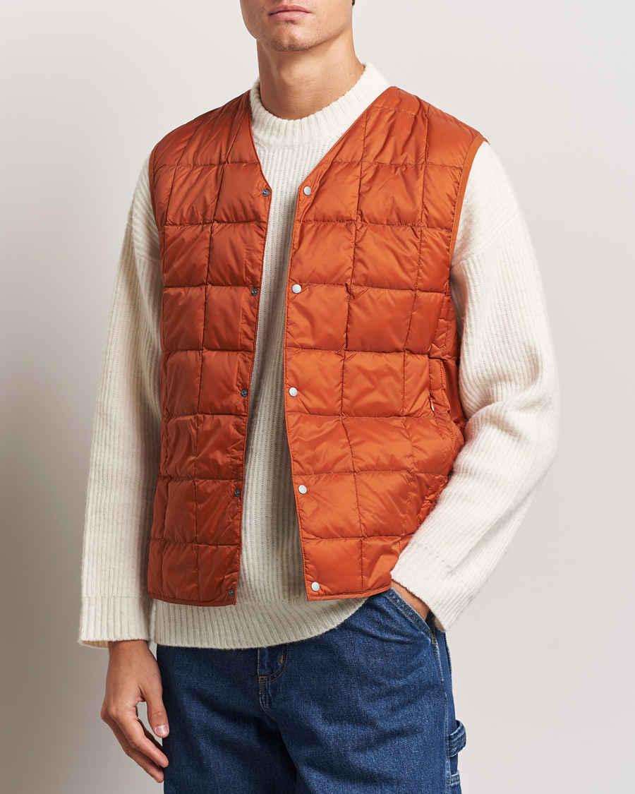 Uomini | Giacche | TAION | V-Neck Lightweight Down Vest Brick Orange