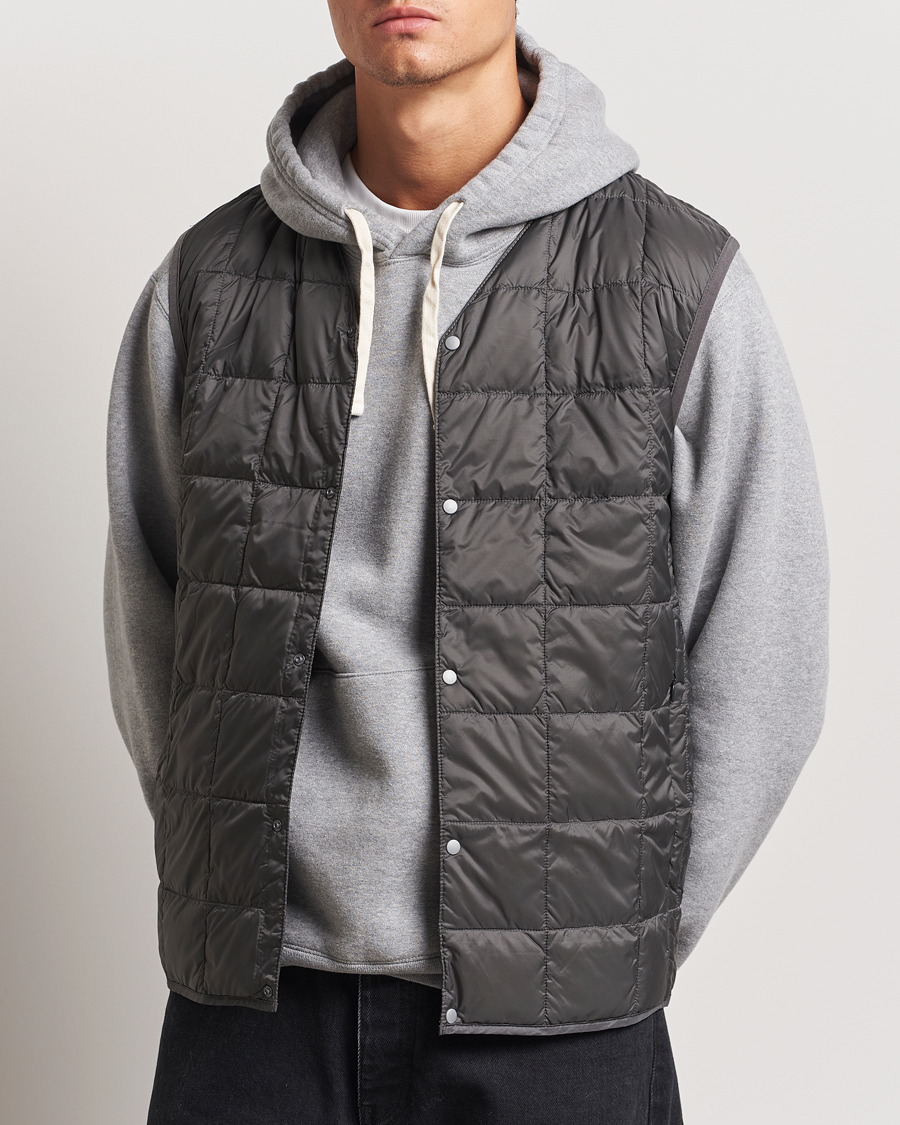 Uomini | Giacche autunnali | TAION | V-Neck Lightweight Down Vest Dark Grey