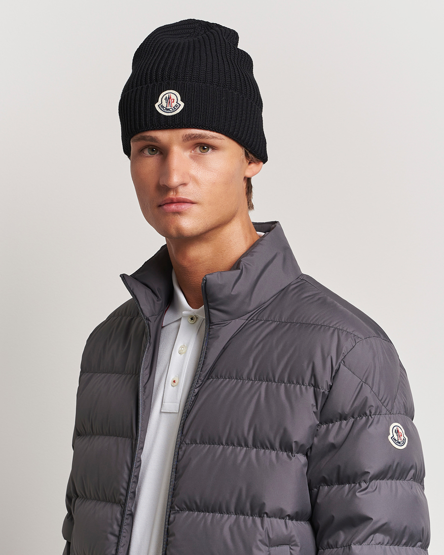 Uomini |  | Moncler | Logo Embossed Beanie Black