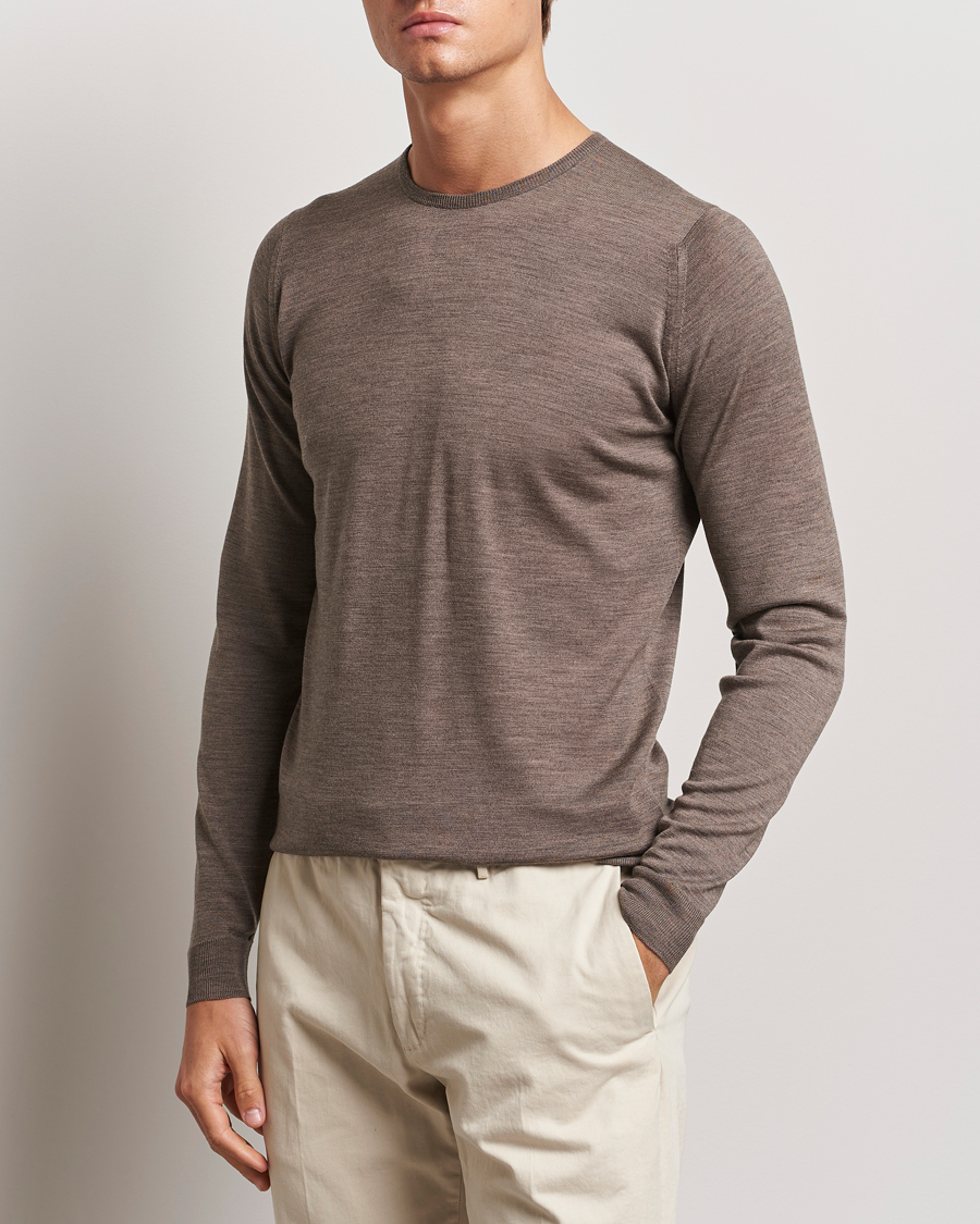 Uomini |  | John Smedley | Lundy Extra Fine Merino Crew Neck Mushroom Brown