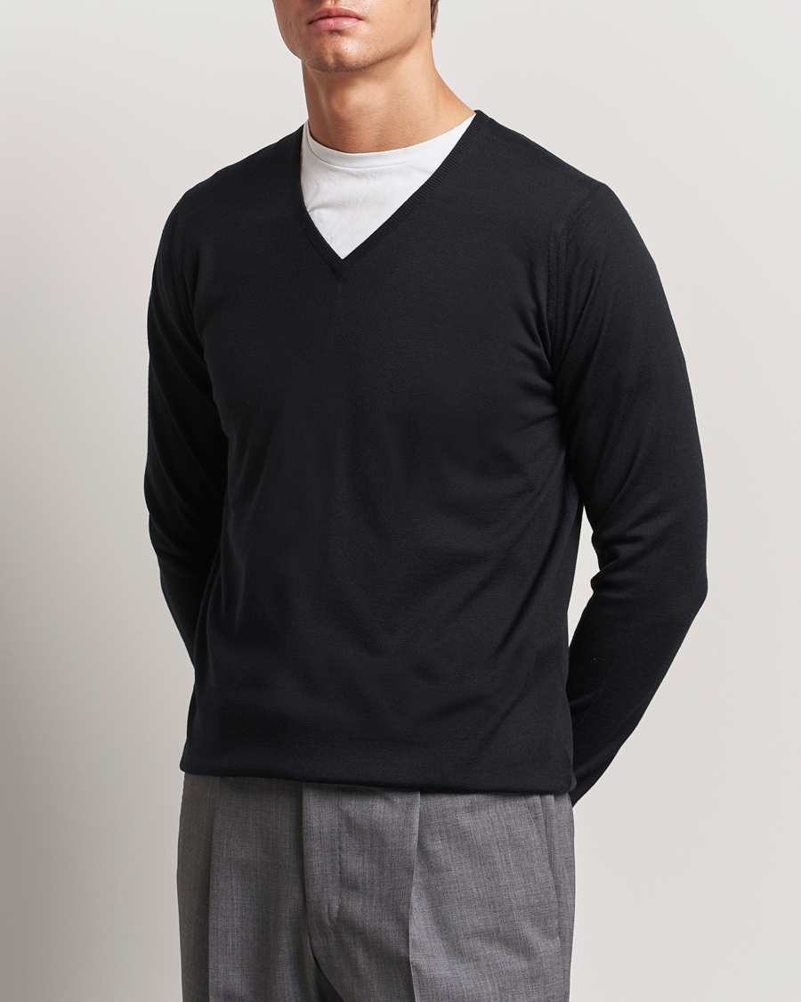 Uomini |  | John Smedley | Bobby Extra Fine Merino V-Neck Pullover Black