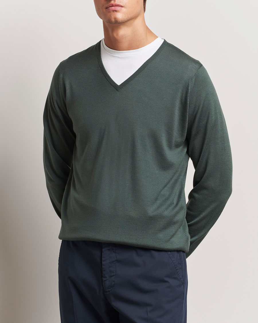 Uomini |  | John Smedley | Bobby Extra Fine Merino V-Neck Pullover Dark Green