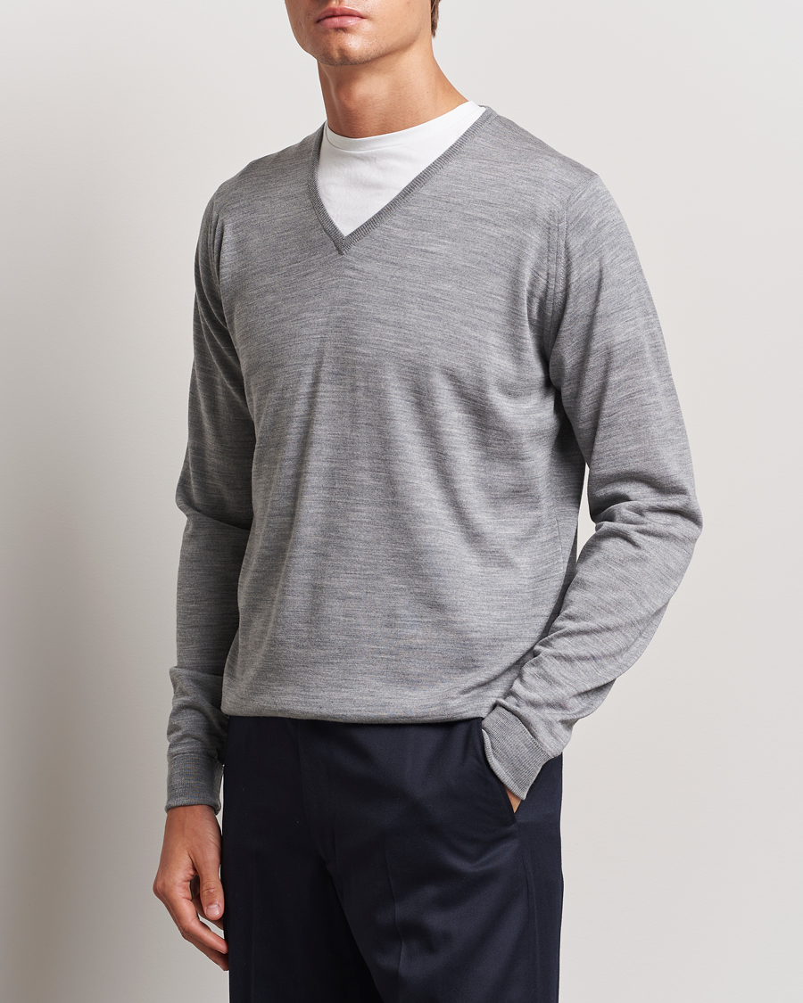 Uomini | John Smedley | John Smedley | Bobby Extra Fine Merino V-Neck Pullover Silver Grey