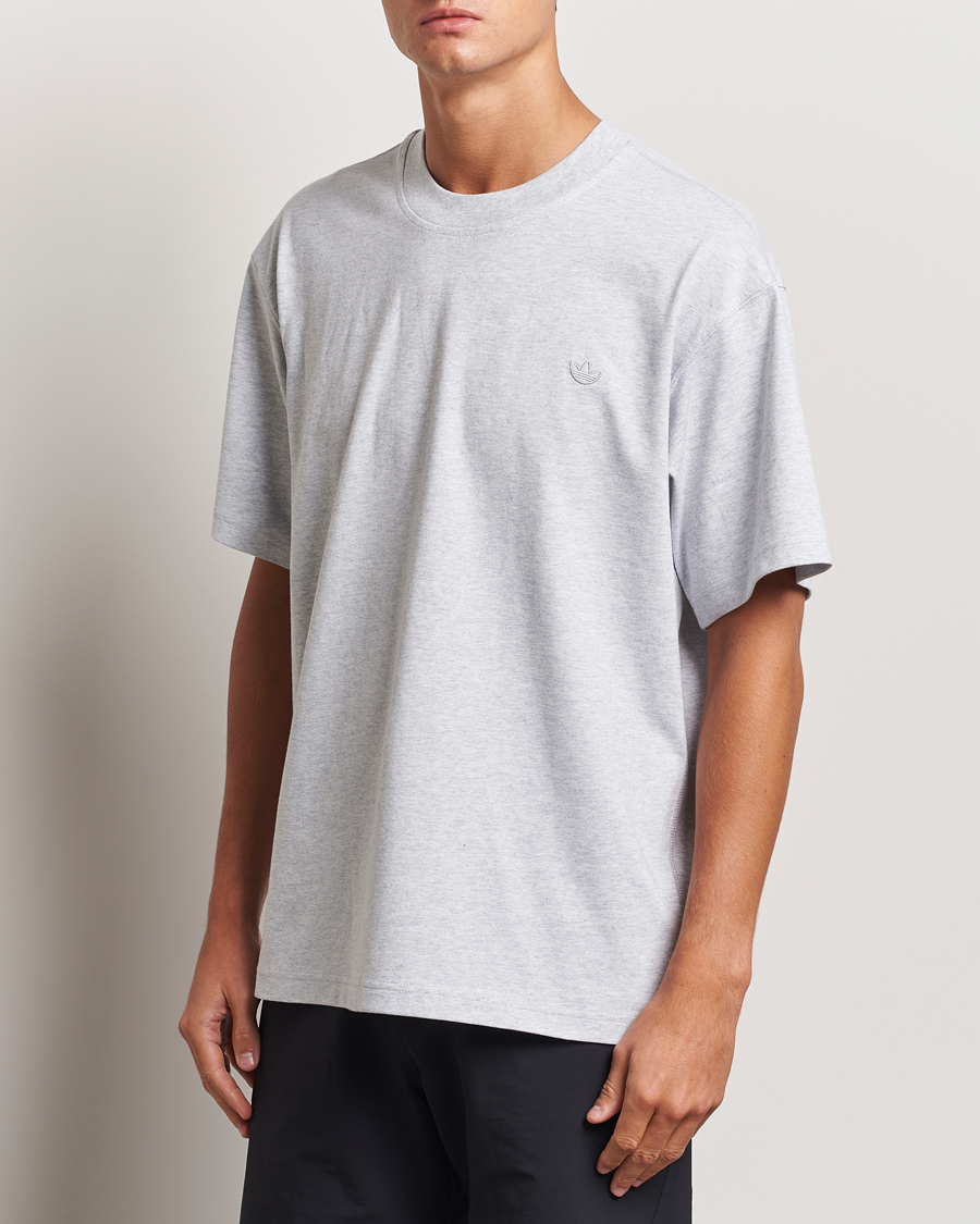 Uomini |  | adidas Originals | Essential Crew Neck T-Shirt Light Grey