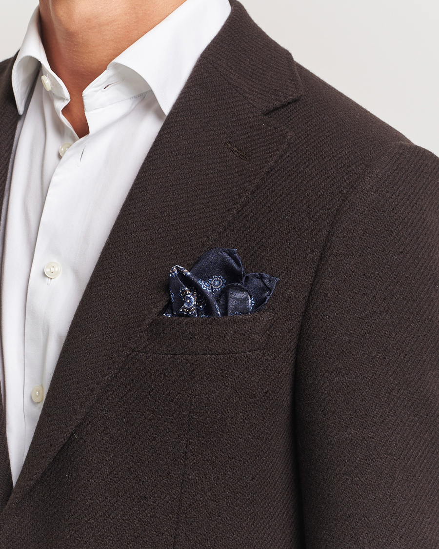 Uomini |  | Amanda Christensen | Silk Twill Printed Flower Pocket Square Navy