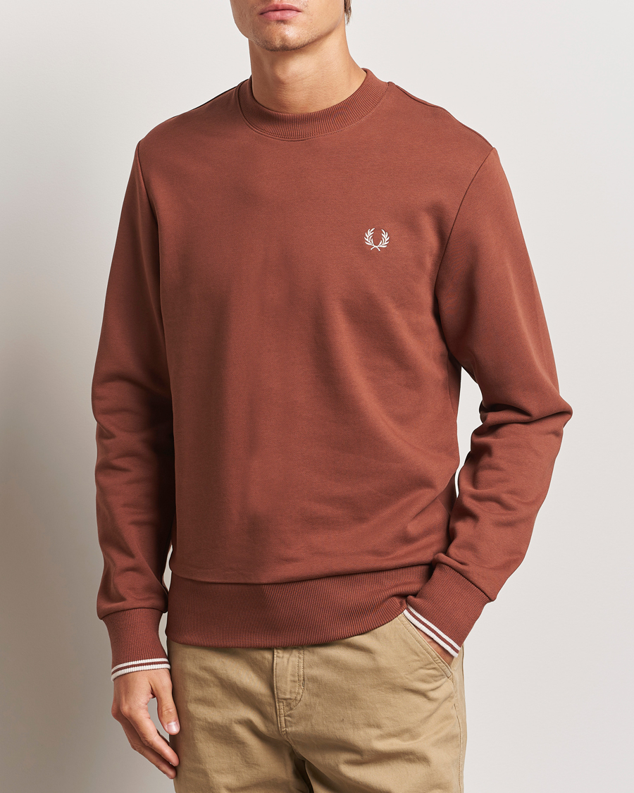 Uomini | Best of British | Fred Perry | Crew Neck Sweatshirt Whiskey Brown