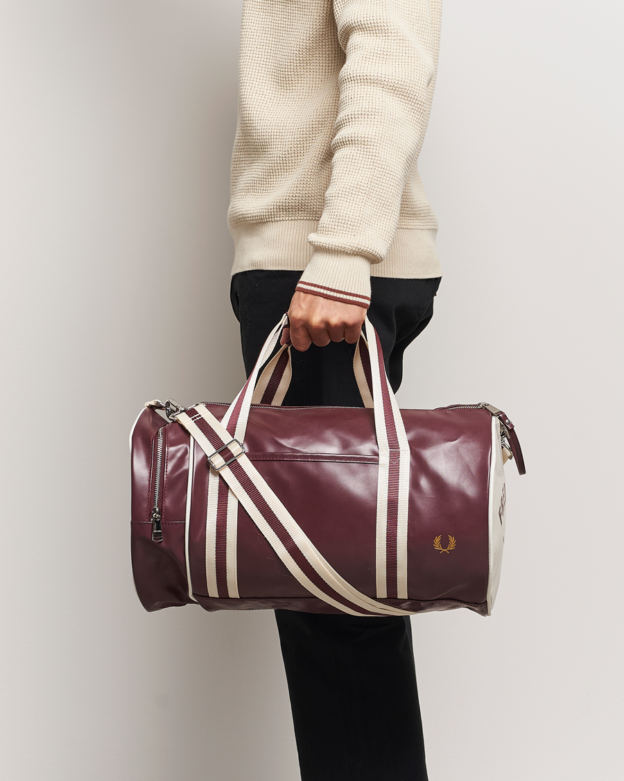 Uomini |  | Fred Perry | Classic Barrel Bag Oxblood/Ecru