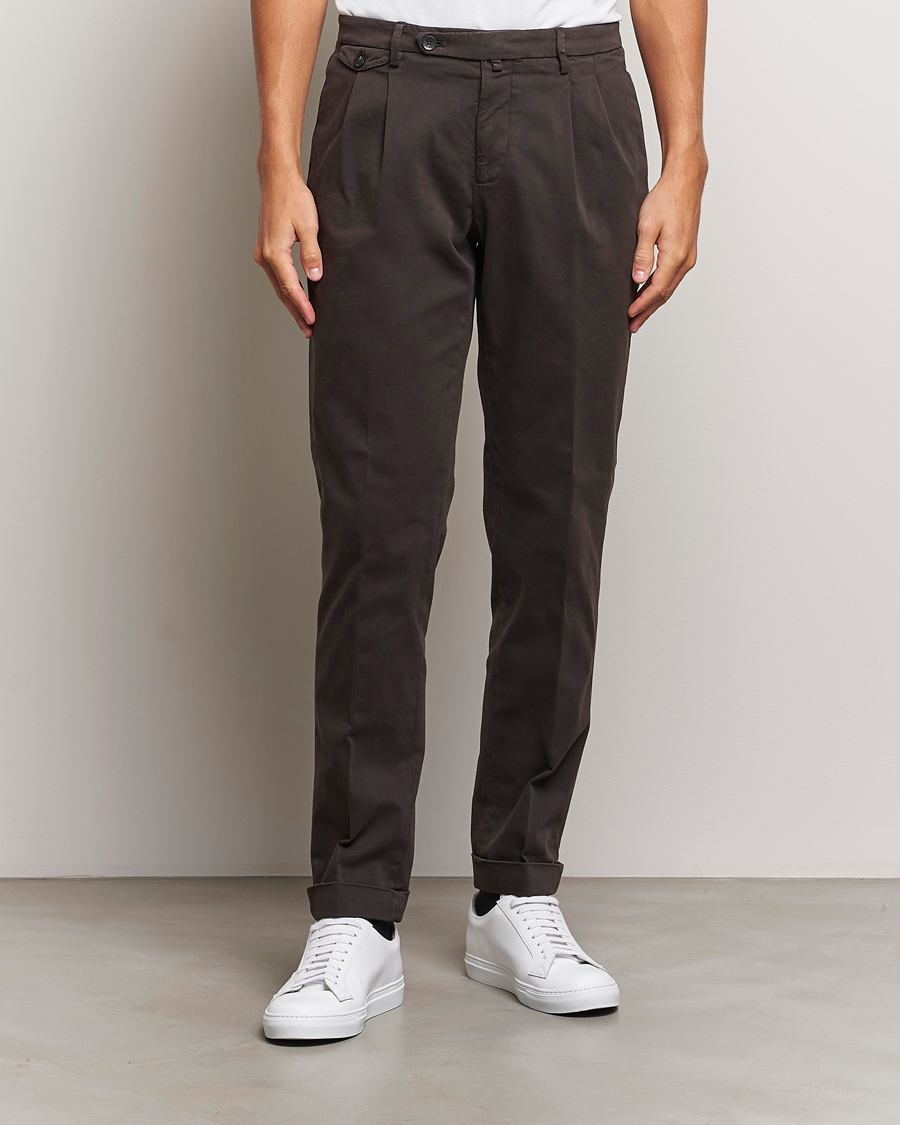 Uomini |  | Briglia 1949 | Easy Fit Pleated Cotton Stretch Chino Dark Brown