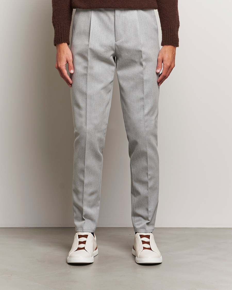 Uomini | Pantaloni | Brunello Cucinelli | Slim Fit Pleated Wool Trousers Light Grey