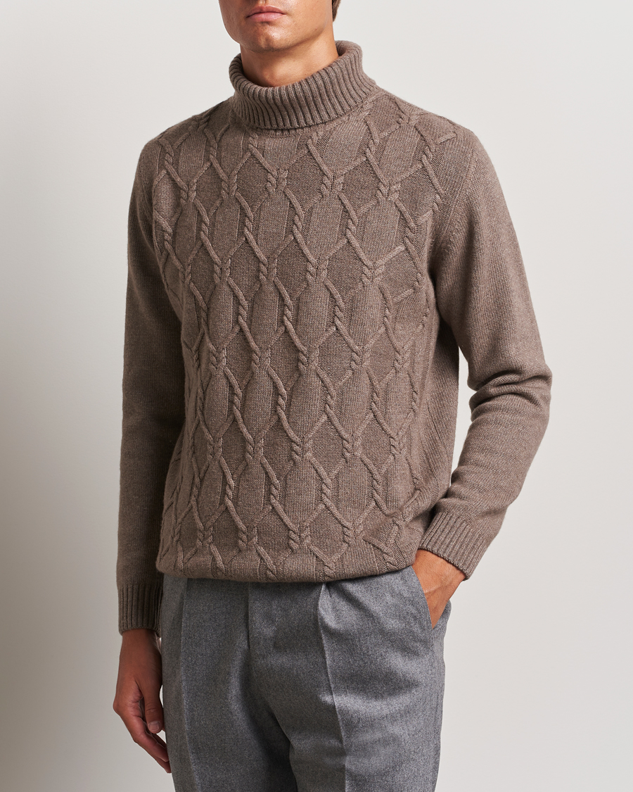 Uomini |  | Oscar Jacobson | Salomon Heavy Knitted Cable Rollneck Light Brown