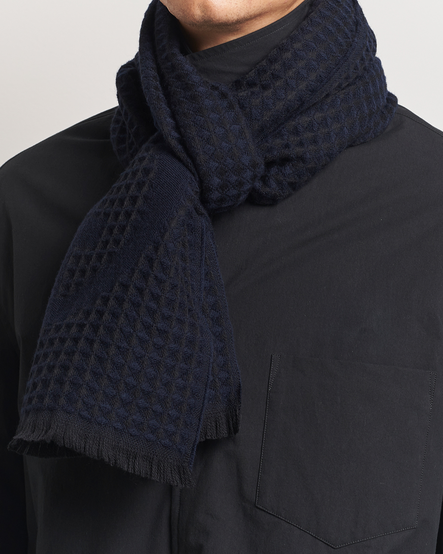 Uomini |  | Giorgio Armani | Wool Waffle Knit Scarf Navy