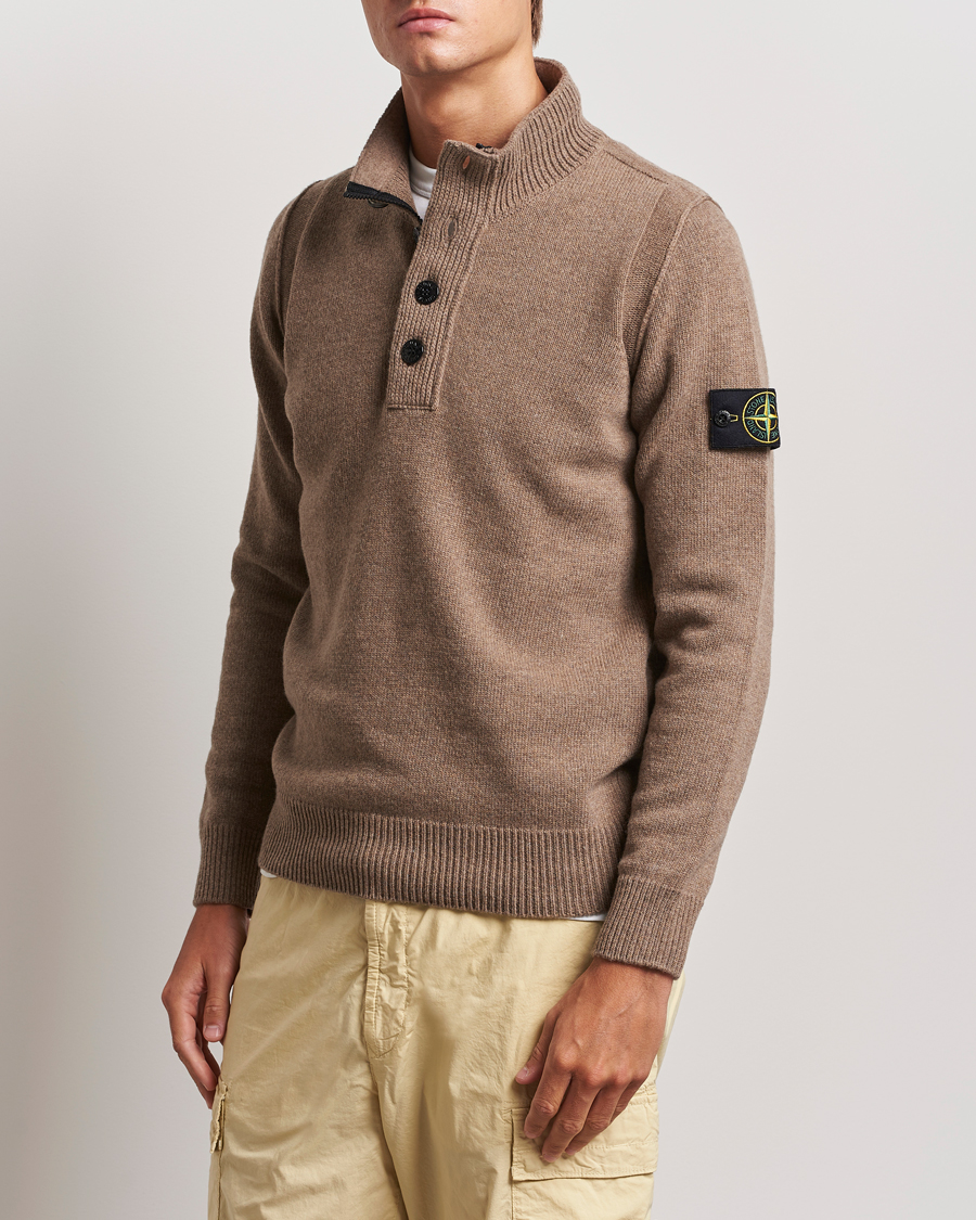 Uomini |  | Stone Island | Knitted Lambswool Half Button Zip Walnut