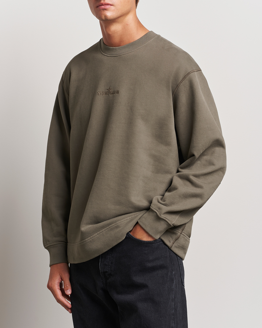 Uomini |  | Stone Island | Garment Dyed Fleece Logo Sweatshirt Walnut