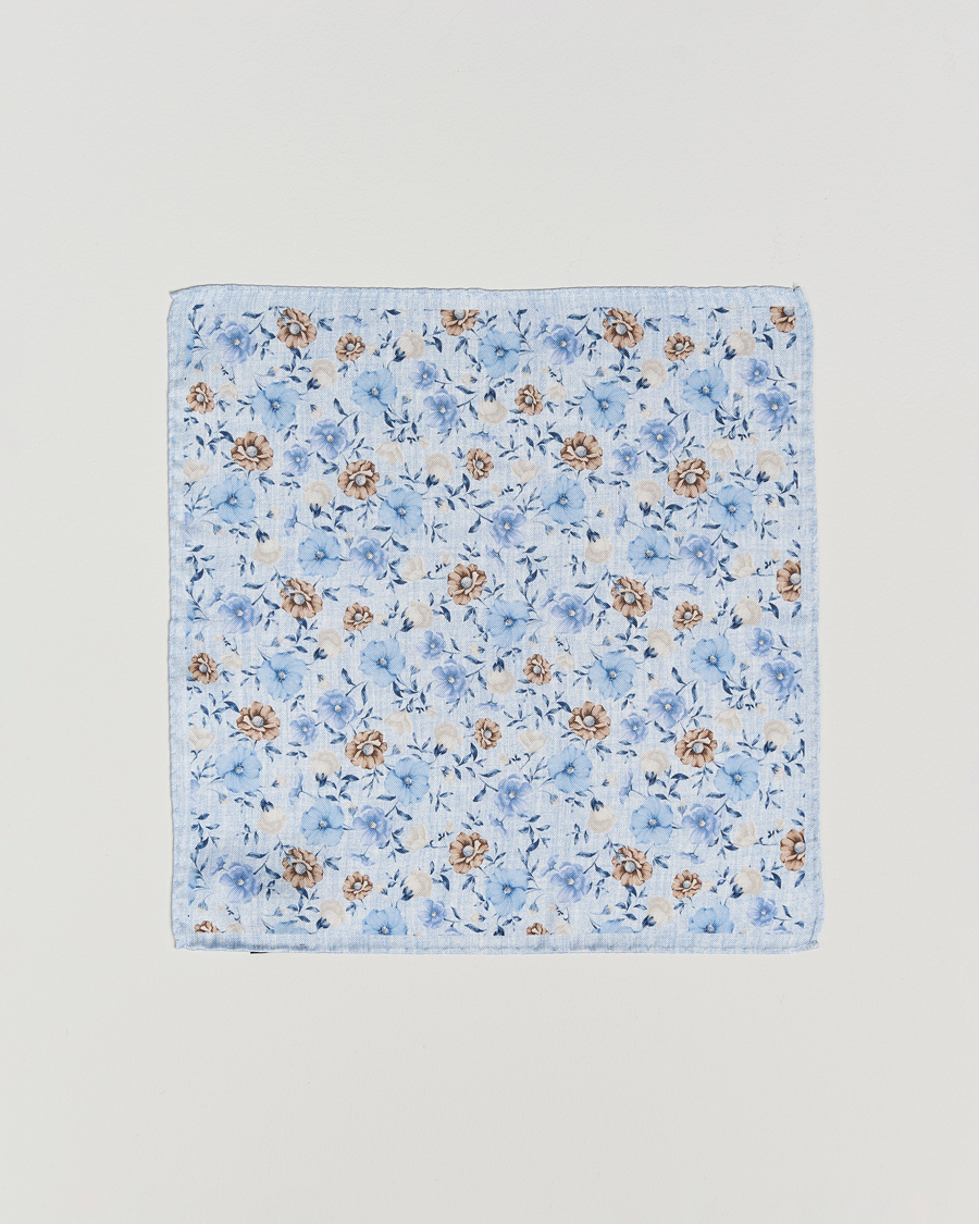 Uomini | Fazzoletti da taschino | Amanda Christensen | Silk Oxford Printed Flower Pocket Square Sky Blue