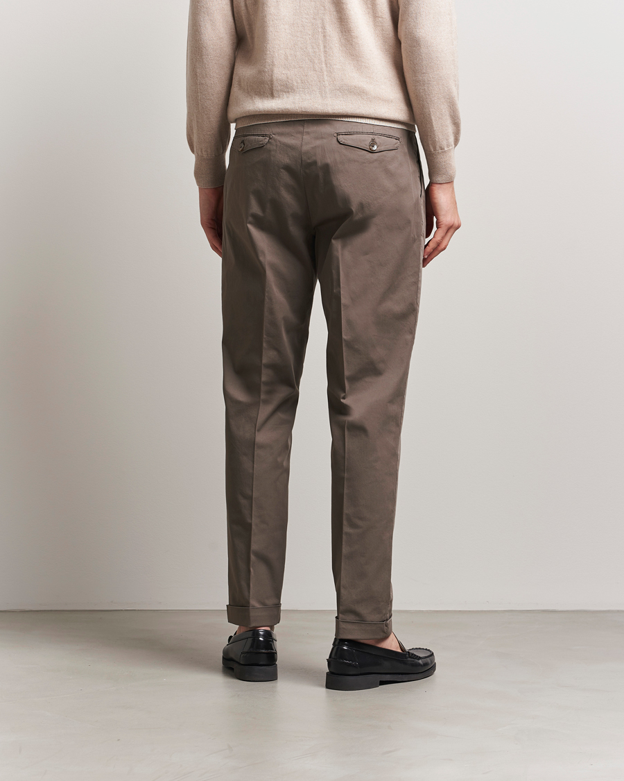 Uomini | Pantaloni | Briglia 1949 | Easy Fit Pleated Cotton Stretch Chino Brown