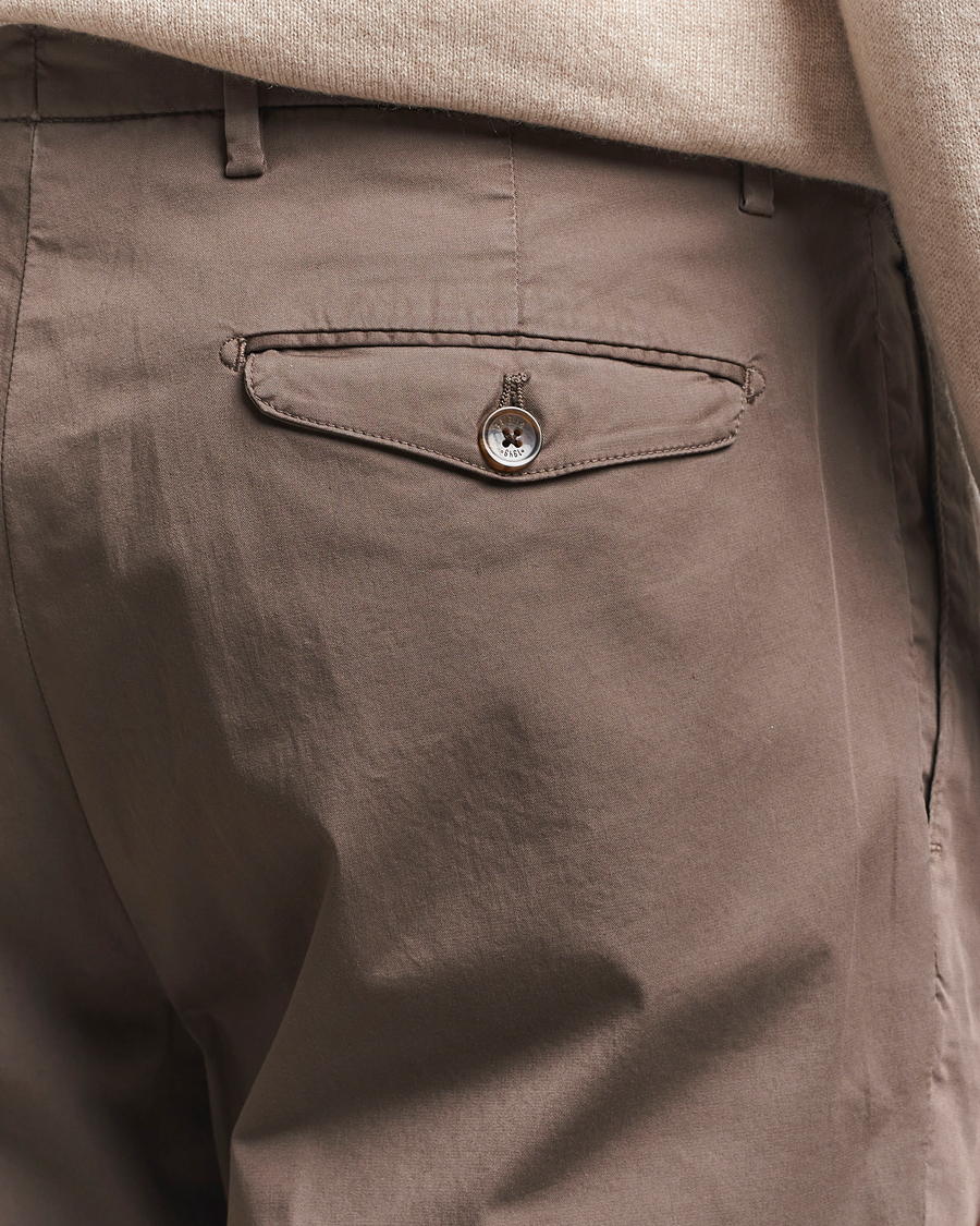Uomini | Pantaloni | Briglia 1949 | Easy Fit Pleated Cotton Stretch Chino Brown